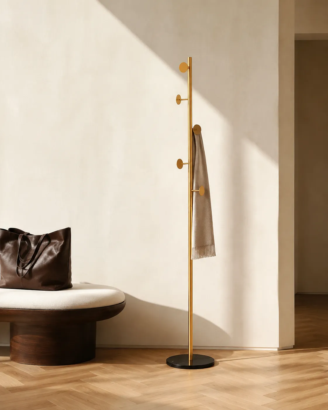 Inspiration : un porte-manteau doré sur pied près d’un banc dans une pièce lumineuse